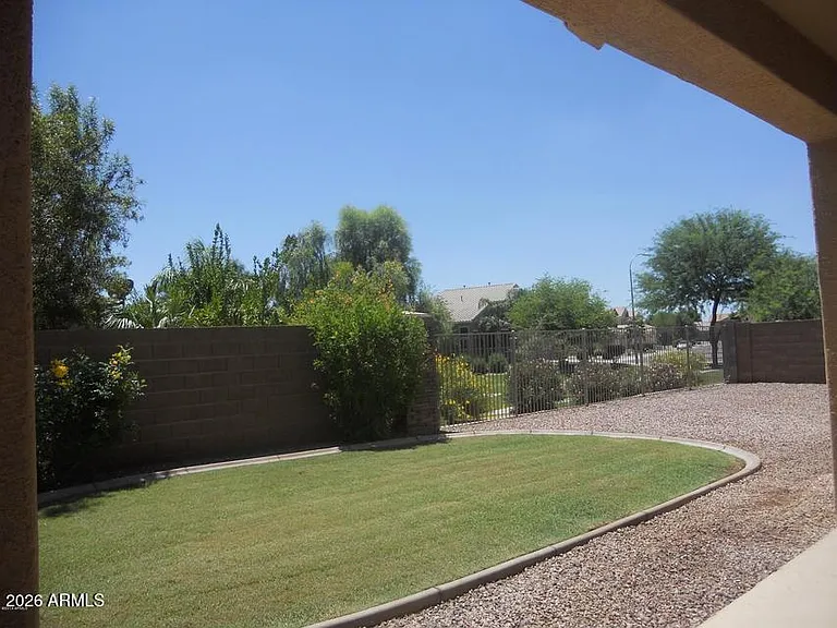 2417 E Iris Dr — Photo 29
