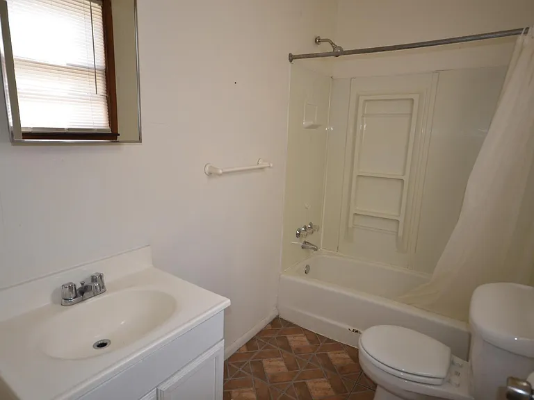 130 Roswell St — Photo 8