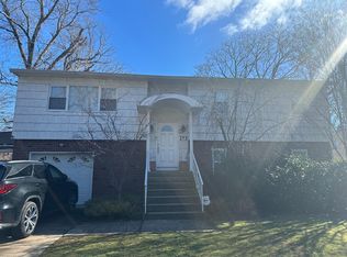 12 Carlyle Pl, Roslyn Heights, NY 11577