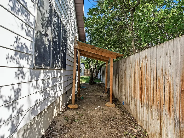 2034 S Broxon St — Photo 42