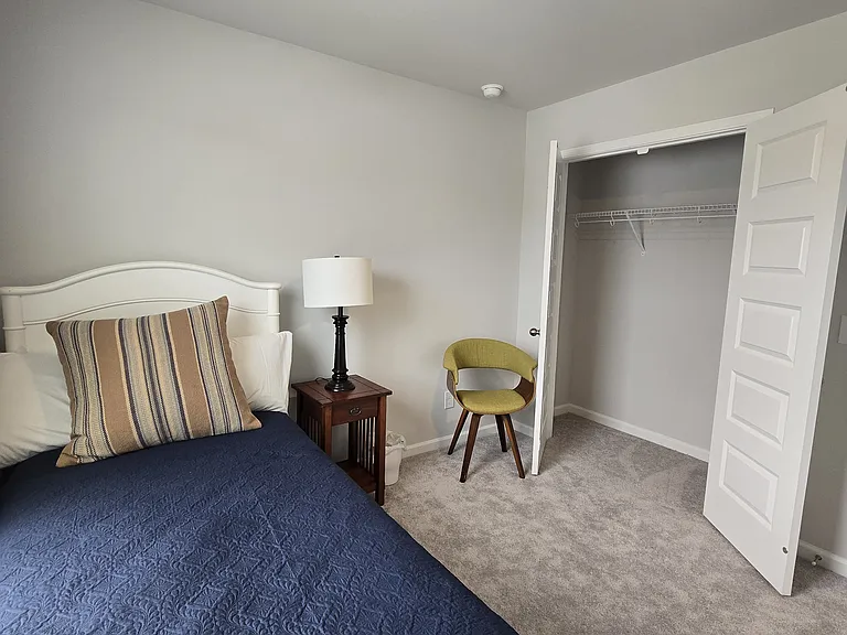 Twin bedroom with mirror and closet