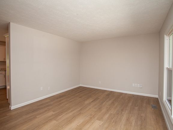 5th image of 308 Judith Dr