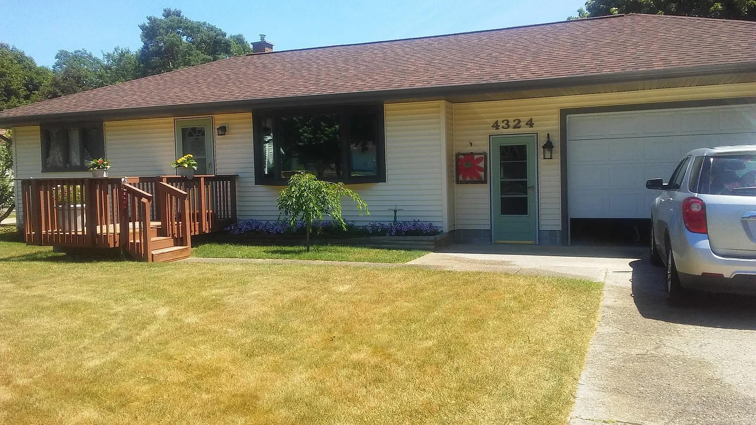 4324 Thompson St photo 1