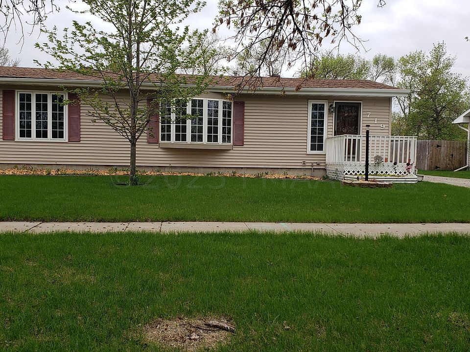 1st image of 719 10th Ave W