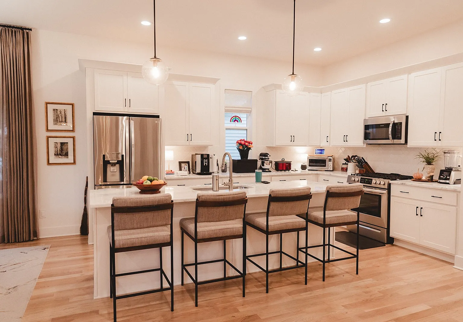 3 bed, 2.5 bath, 2434 sqft, $3,850 — Photo 3