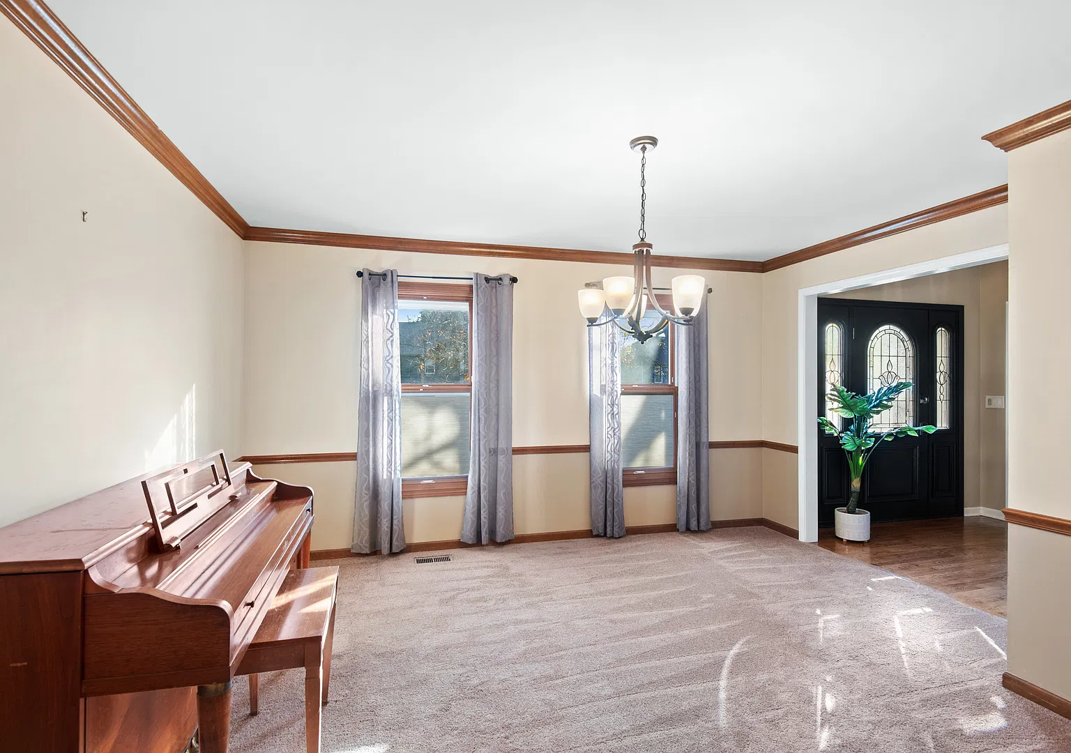 4 bed, 2.5 bath, 2892 sqft, $5,000 — Photo 3