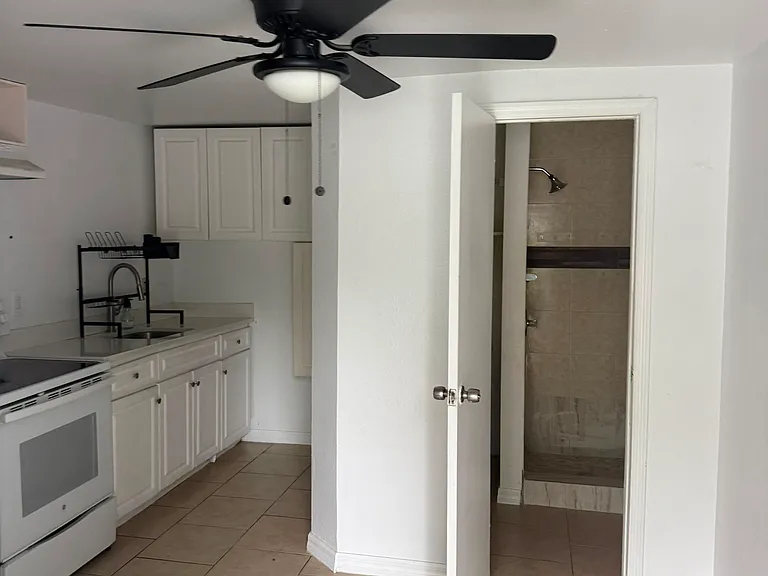 9524 W Hamilton Ave — Photo 2