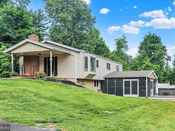 2nd image of 851 Cadmus Rd