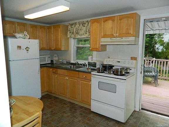 2nd image of 4 Kensico Knoll Pl