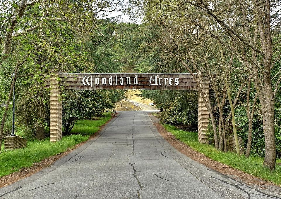 1st image of 17625 Woodland Ct