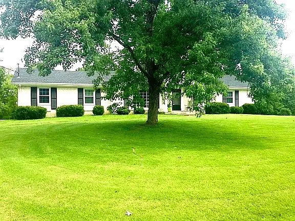 5 bed, 2.0 bath, 2838 sqft, $3,000 — Photo 1