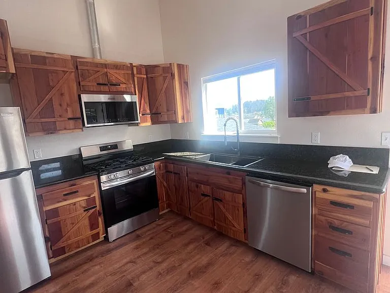 1809 Caroline Ave — Photo 8