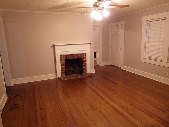Living Rm. w/FirePlace & Hardwoods