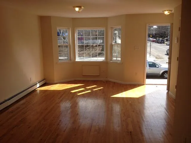 4 bed, 2.5 bath, 2500 sqft, $4,200 — Photo 2