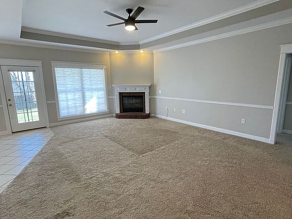 5th image of 104 W Sommer Oak Dr