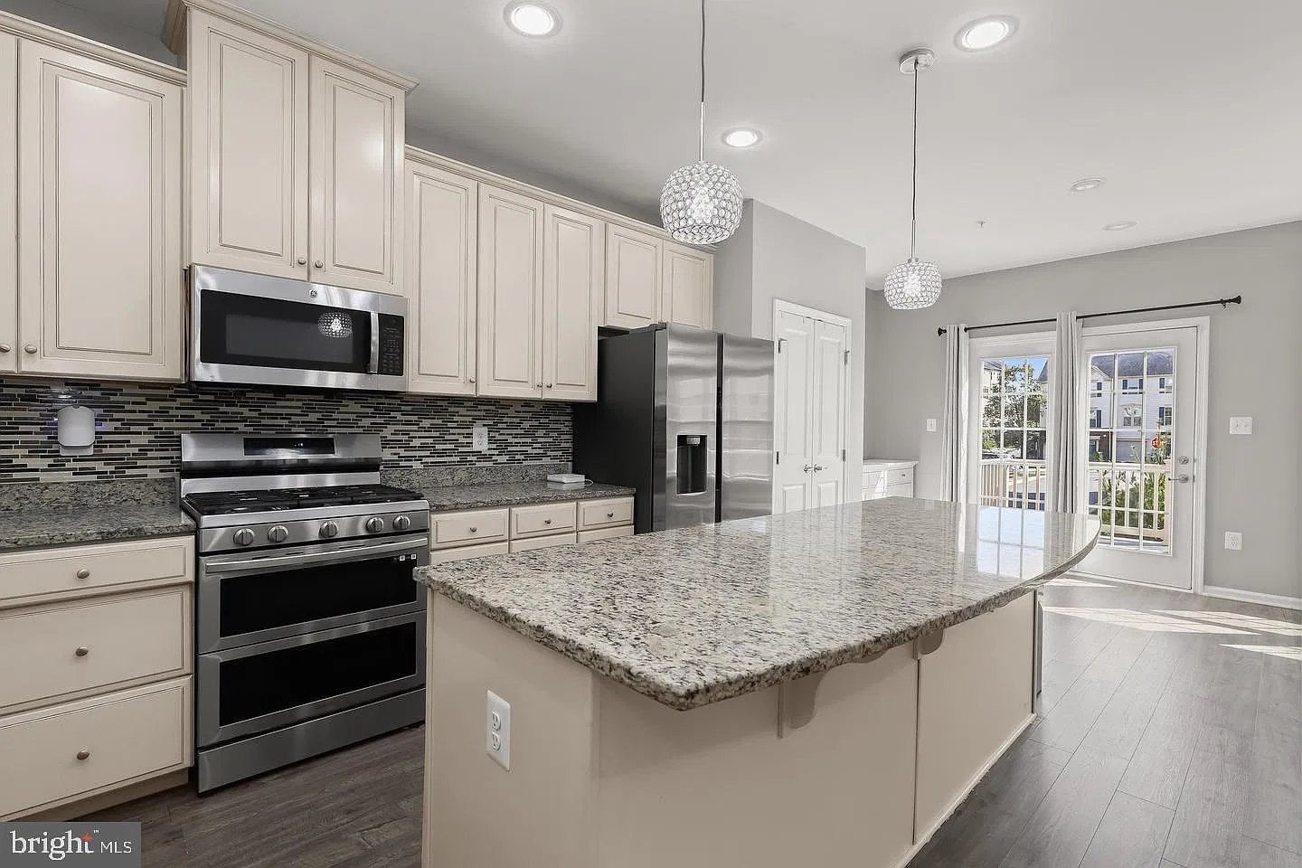 3 bed, 4.0 bath, 2320 sqft, $2,800 — Photo 4