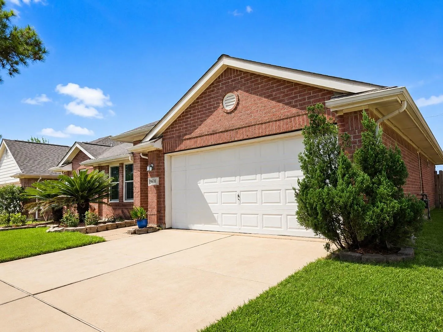 3 bed, 2.0 bath, 1690 sqft, $2,100 — Photo 2