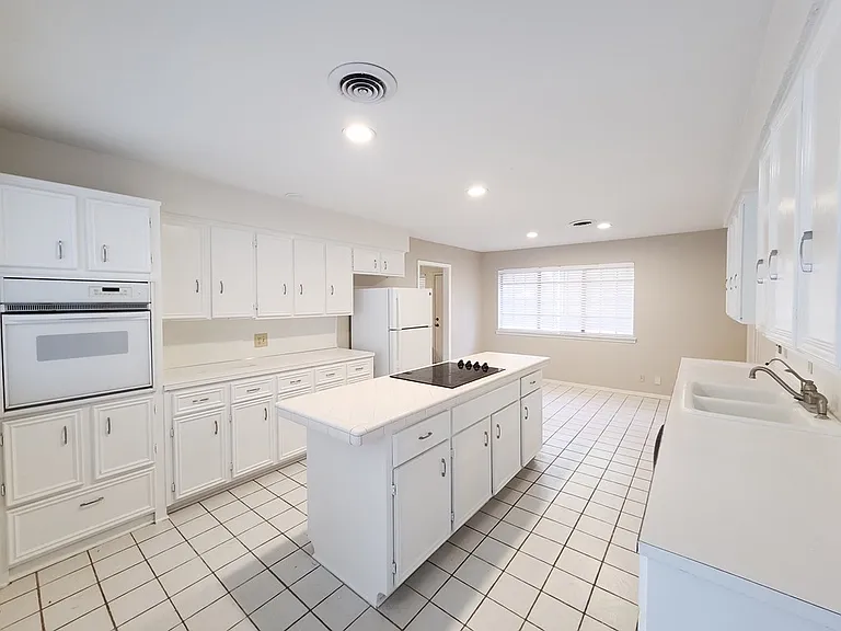 2900 Goddard Pl — Photo 2