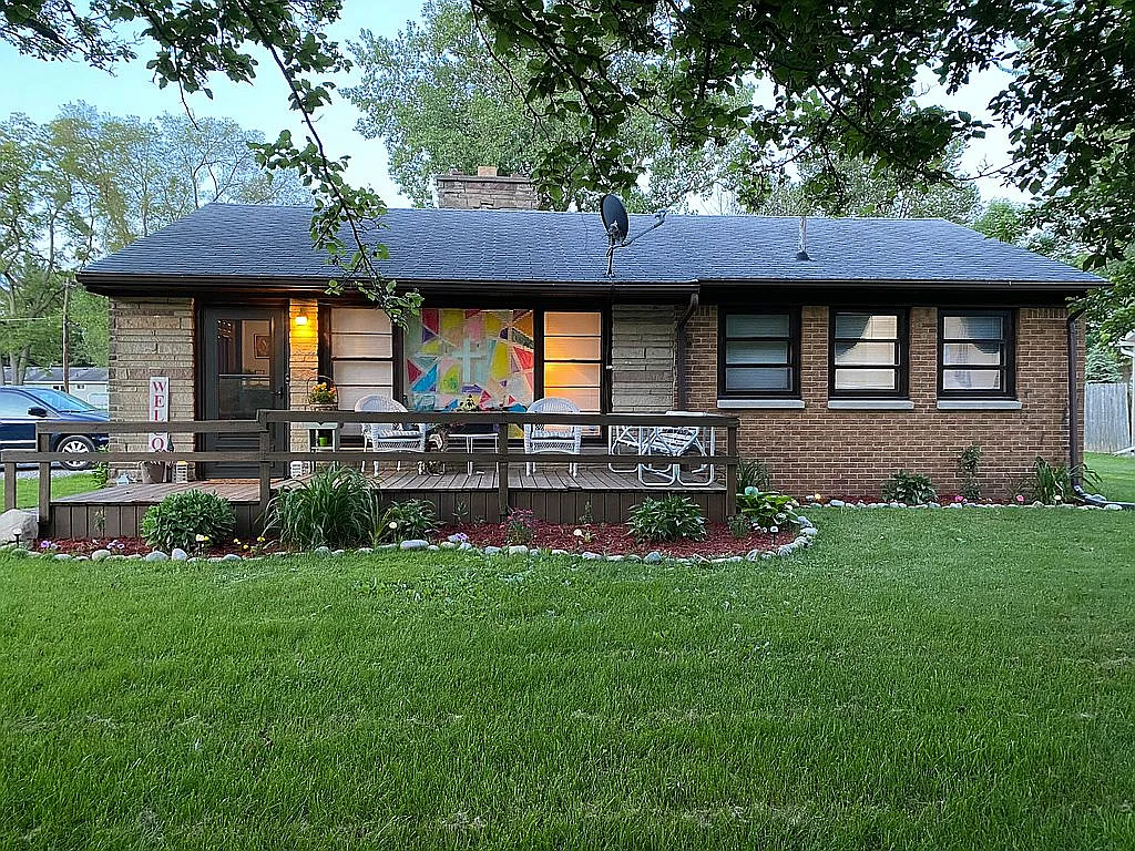 1369 Joseph St photo 1