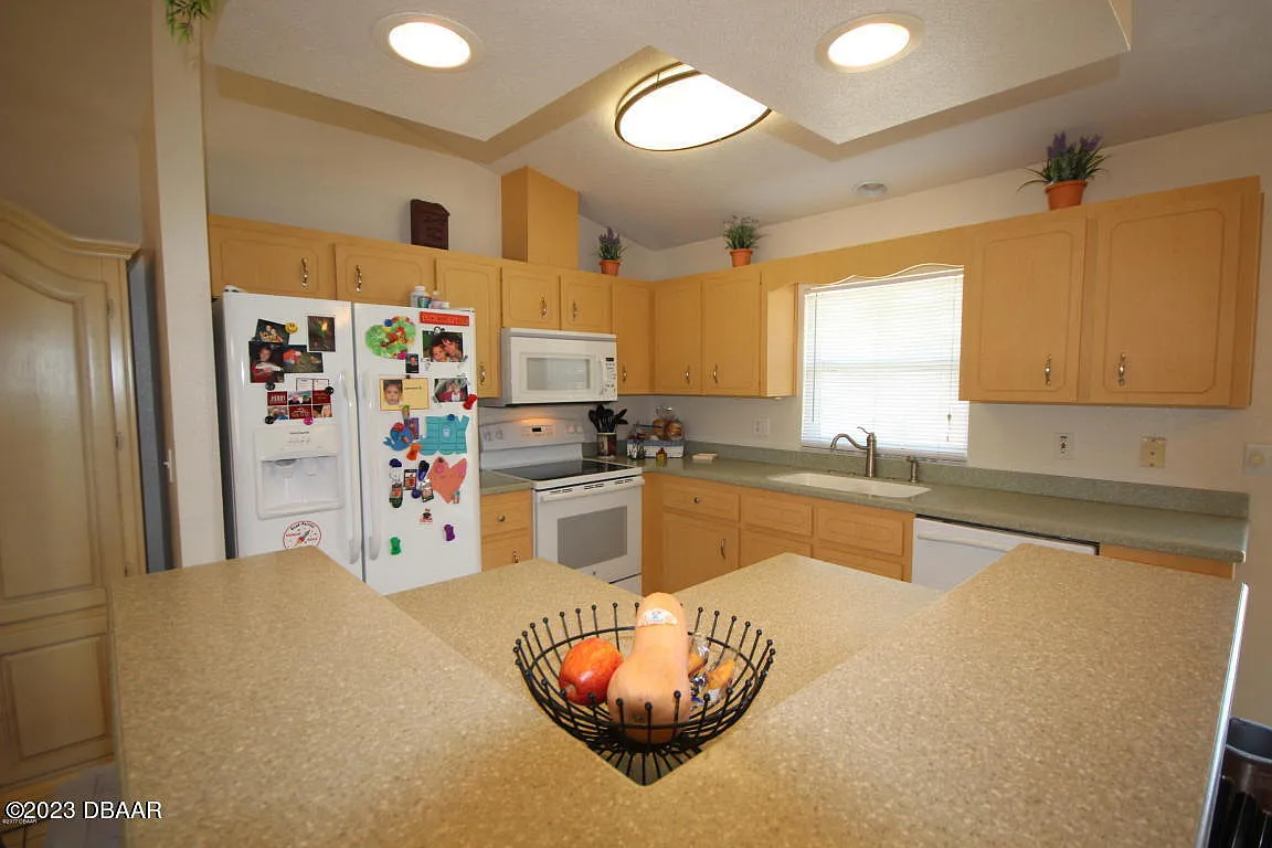 3 bed, 2.0 bath, 1269 sqft, $2,400 — Photo 2