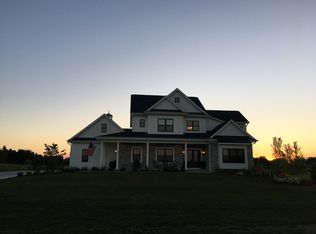 W337N8025 Prairie Hollow Dr, Oconomowoc, WI 53066