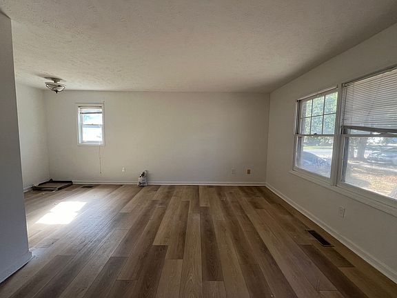 4th image of 402 74th Ave N #A