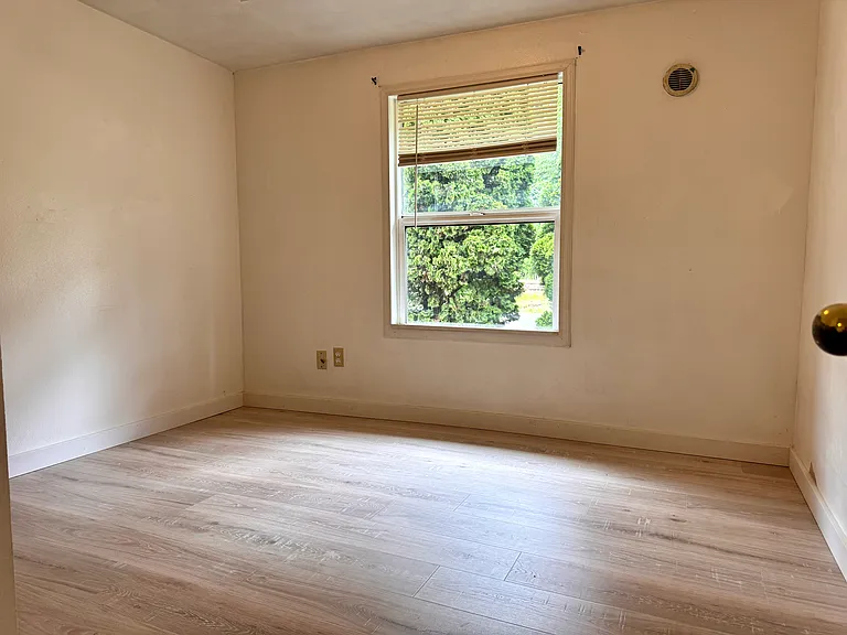 1409 W Railroad Ave #A — Photo 11