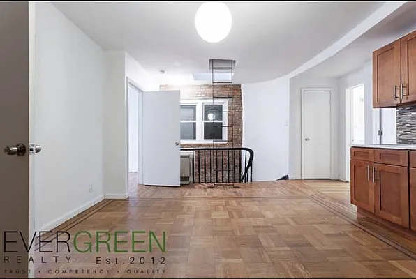 Rented by Evergreen Apartments BK | media 8