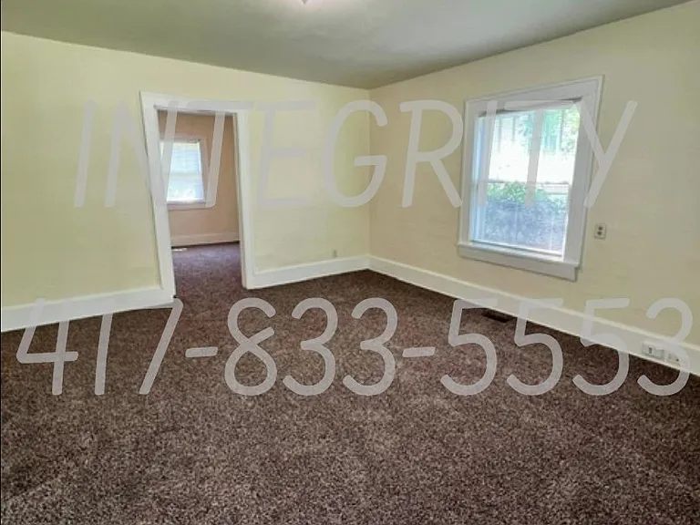 2326 N Franklin Ave — Photo 3