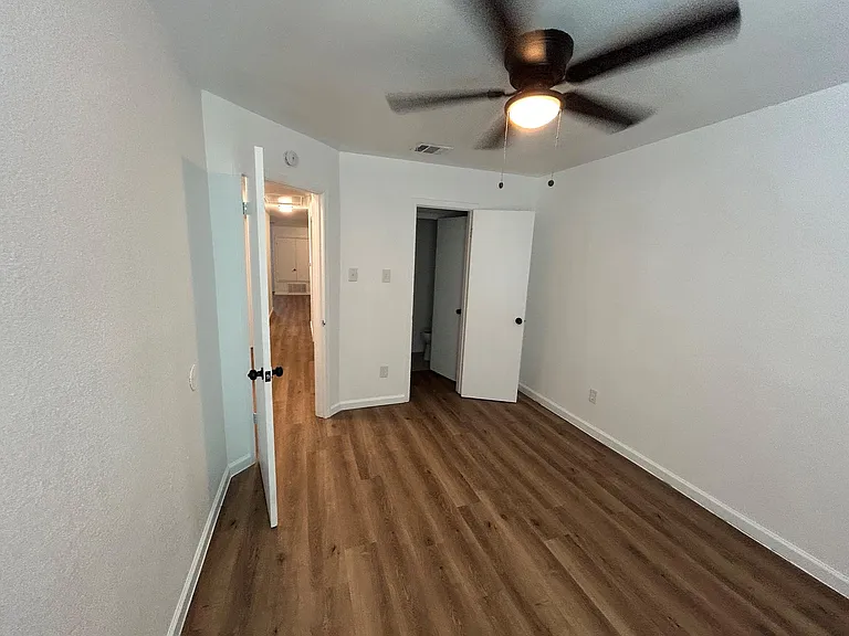 1118 Brookswood Ave E #B — Photo 11