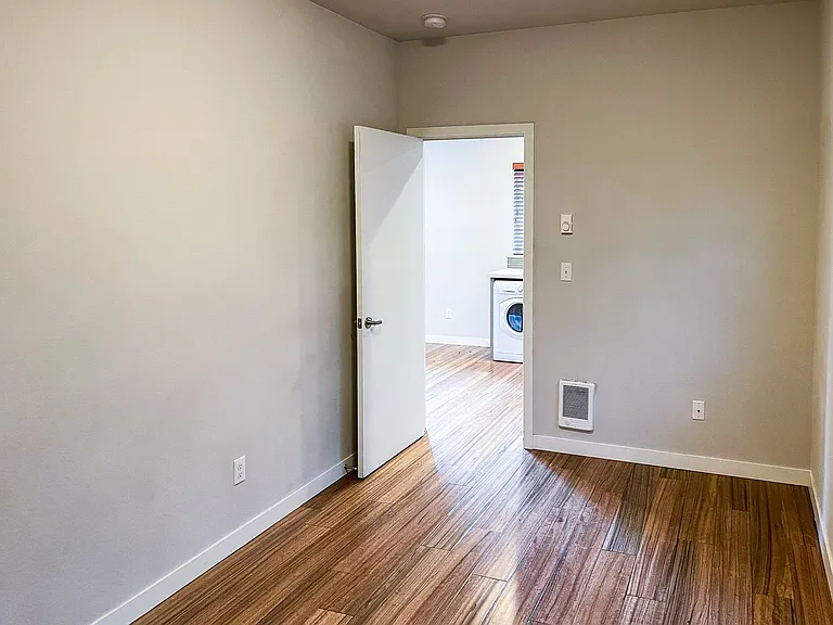 6408 Phinney - Located at the top of Phinney Ridge — Photo 44