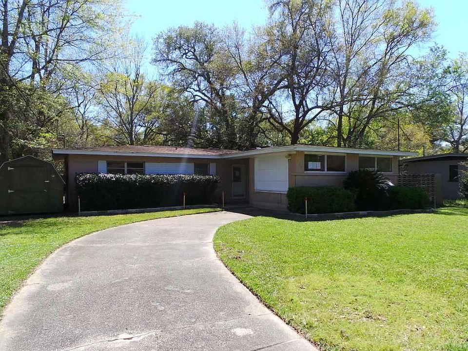 1st image of 208 Saint Regis Dr