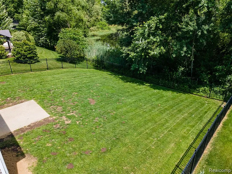 425 Knollwood Dr — Photo 32