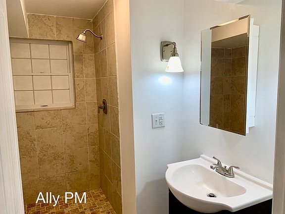 5th image of 224 Lucinda Ln Unit B