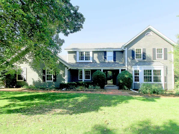 10205 N Kenilworth CIRCLE, Mequon, WI 53092