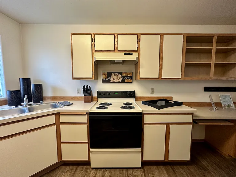 University Court Apartments — Photo 8