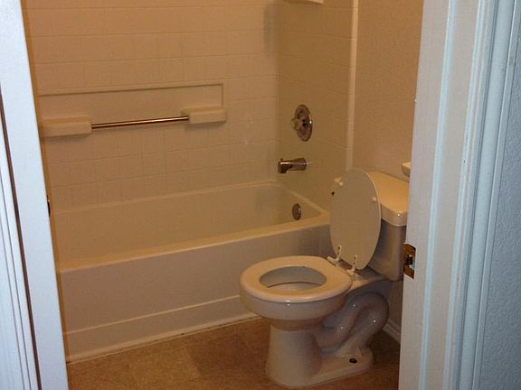 5th image of 301 Dillon Dr