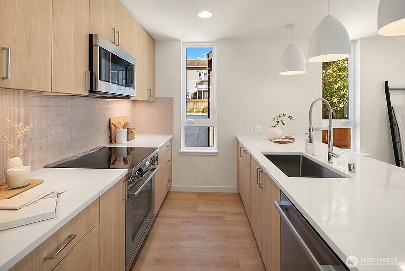 5th image of 2532 B 30th Avenue W