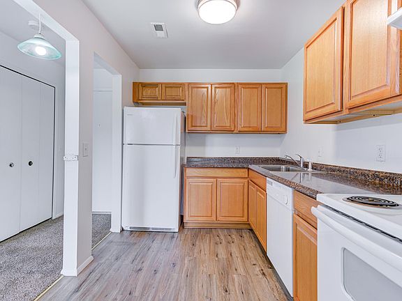 2nd image of 32005 W Twelve Mile Rd Unit 203