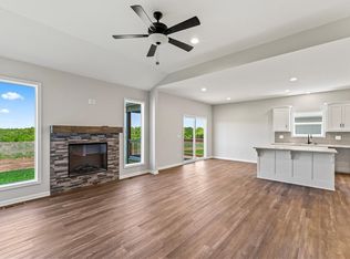 2007 SE Oak Ridge Dr, Oak Grove, MO 64075