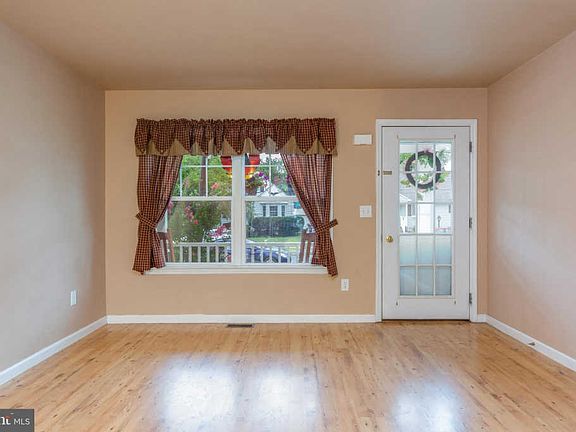 5th image of 609 N Brown St