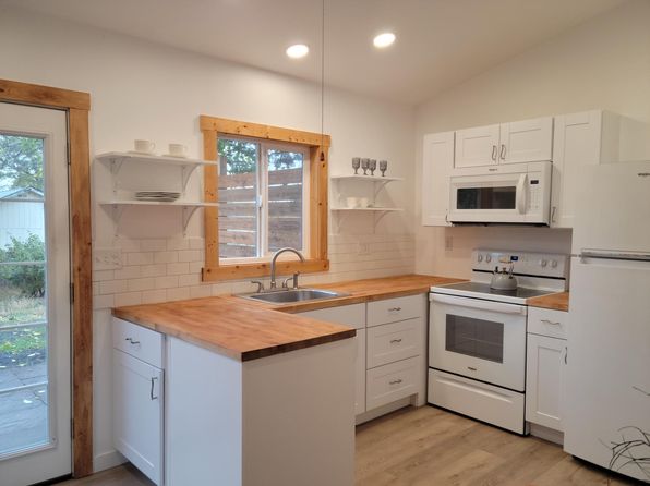 23 Dogwood St S