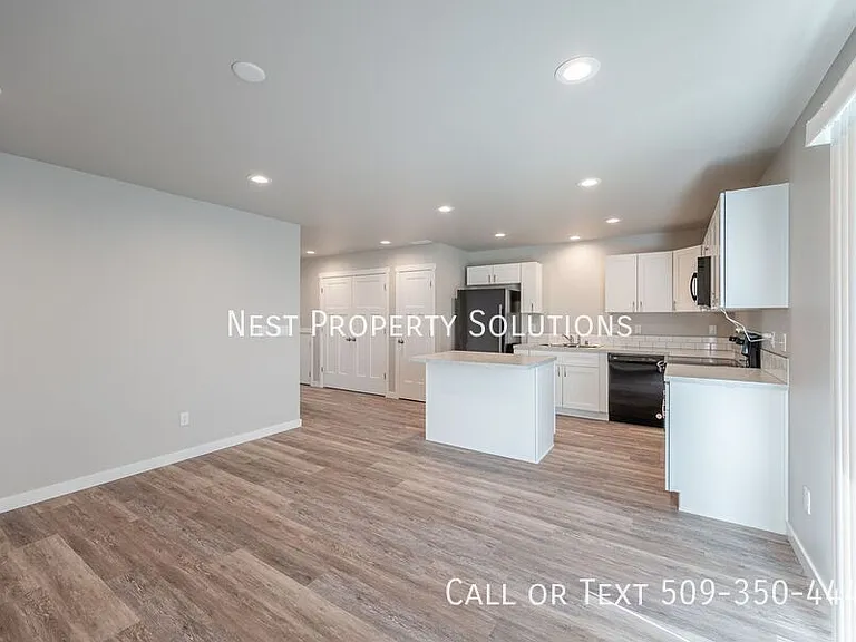 651 Hargraves Ave NE #B — Photo 8