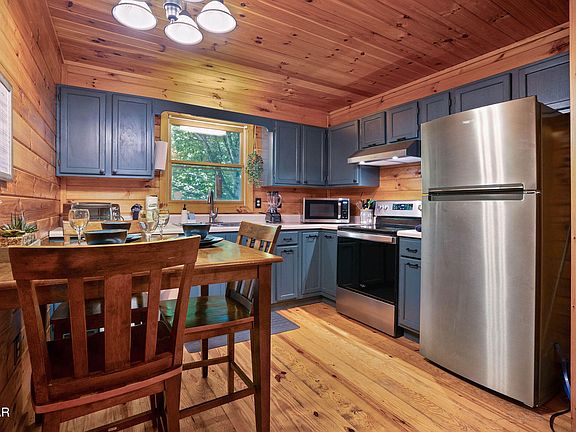 3rd image of 704 Forest Dr