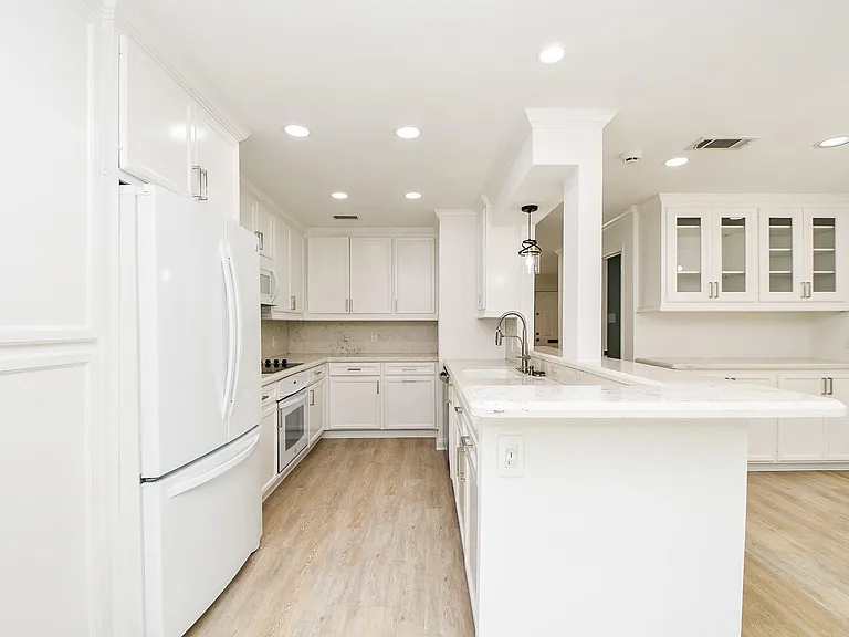 6114 Kirby Dr — Photo 15