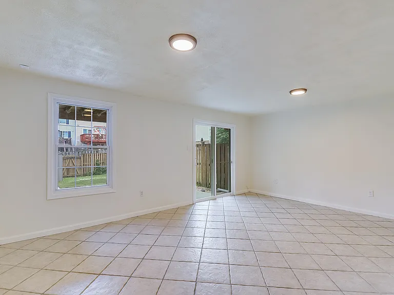 1806 Glendale Ln — Photo 22