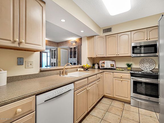 4th image of 2200 Ocean Dr #4B