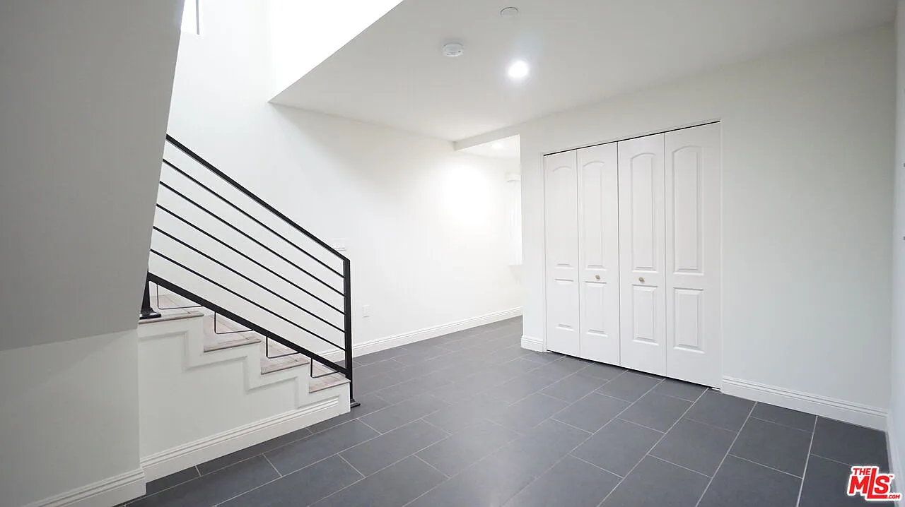 3 bed, 3.0 bath, 2071 sqft, $4,000 — Photo 3