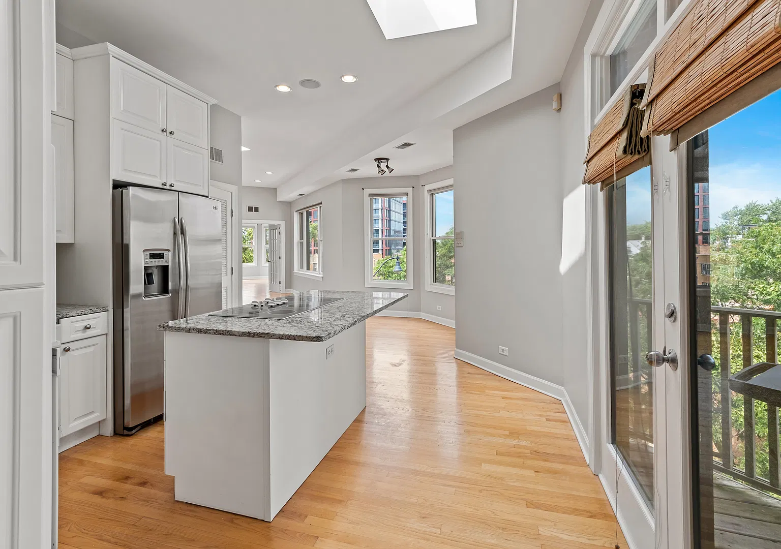845 W Altgeld St — Photo 3