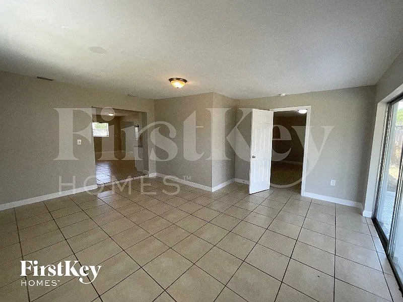 5 bed, 3.0 bath, 1468 sqft, $3,460 — Photo 4